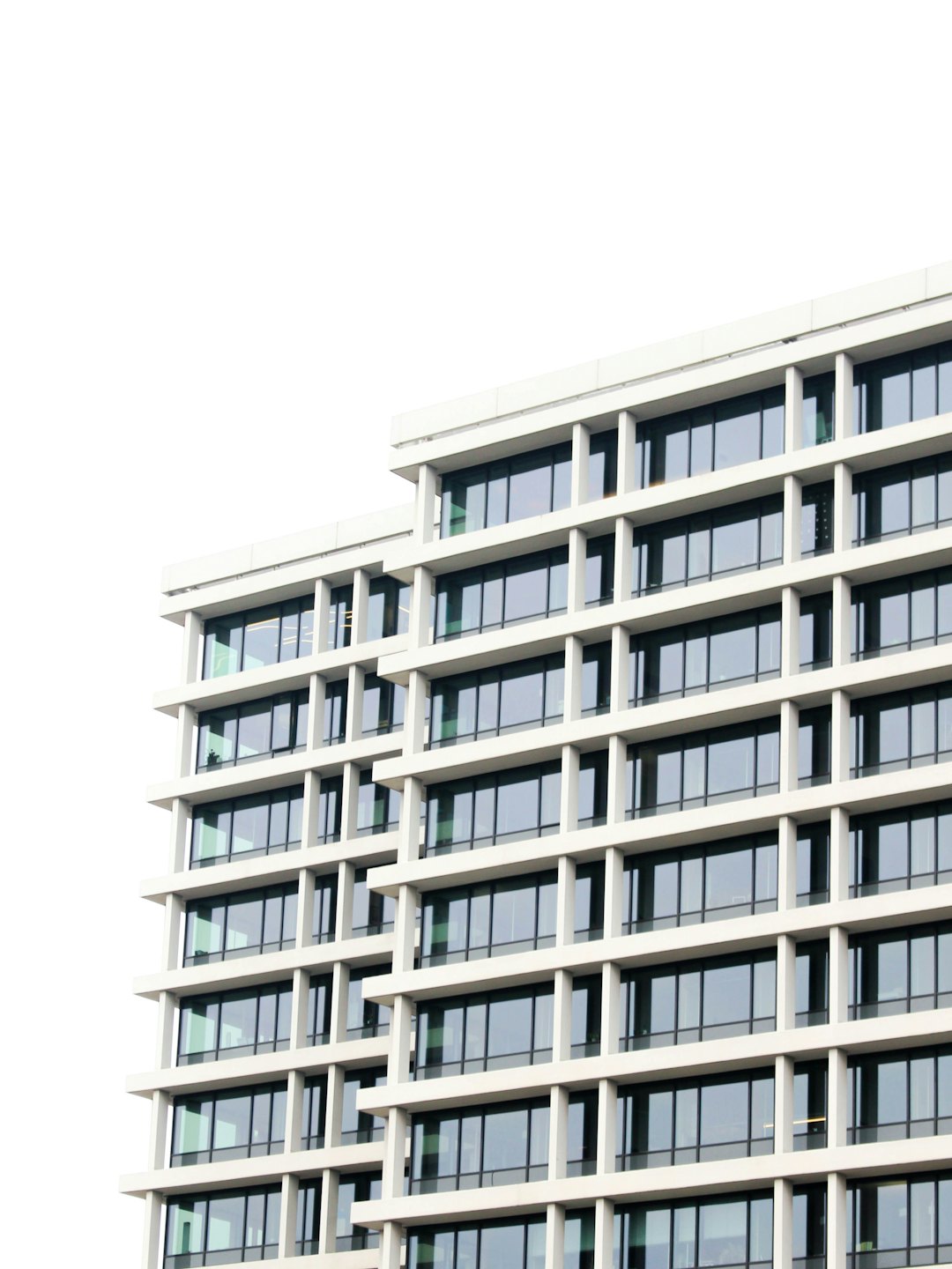 Modern kantoorgebouw met een raster van betonnen kolommen.
